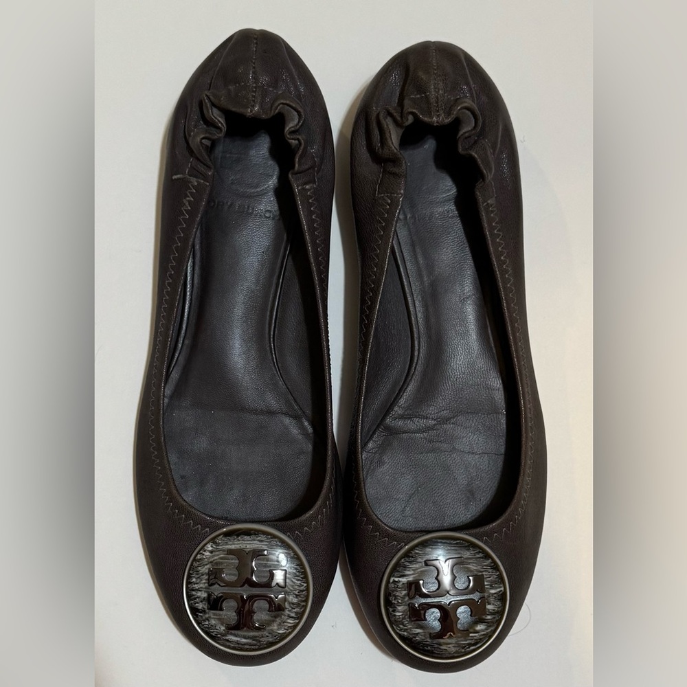 The Iconic Tory Burch Reva Ballet Flat Gray Leather double-T emblem.